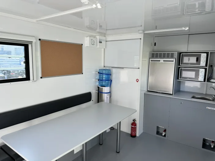 Intérieur remorque de chantier base-vie autonome Ecolonome Gruau Le Mans